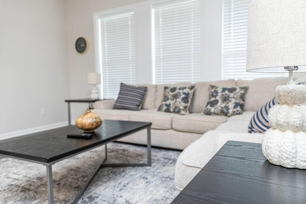דולות' New Spacious 3 Bedroom Suite Garage Parking Free Wi-Fi Office Space And Patio View מראה חיצוני תמונה