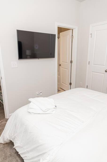 דולות' New Spacious 3 Bedroom Suite Garage Parking Free Wi-Fi Office Space And Patio View מראה חיצוני תמונה