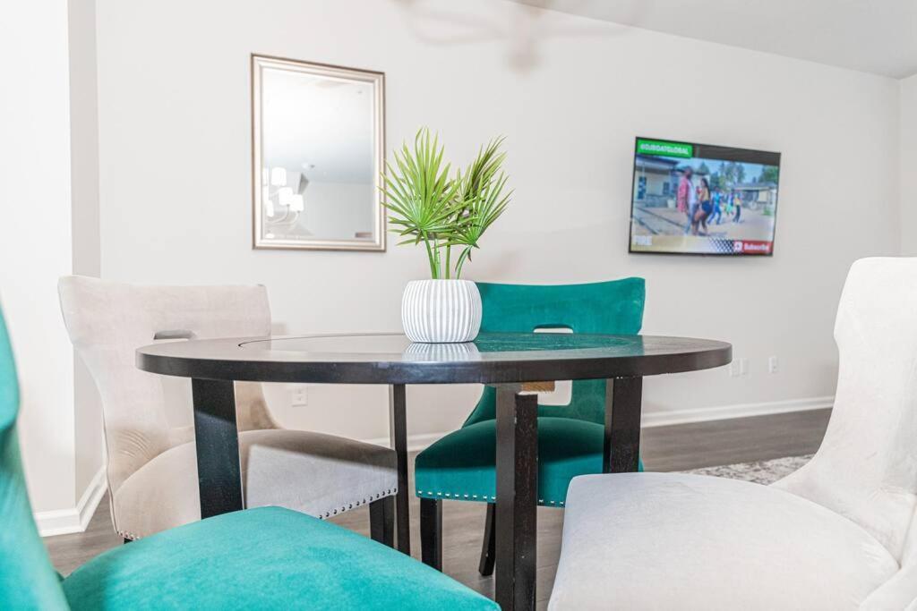 דולות' New Spacious 3 Bedroom Suite Garage Parking Free Wi-Fi Office Space And Patio View מראה חיצוני תמונה